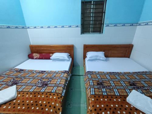 two beds in a small room at Khách sạn Ngọc Mai 2 in Can Tho