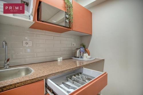 une cuisine avec un évier et un plan de travail dans l'établissement Prime Select Kattameya Bavaria Town, au Caire