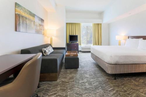 ein Hotelzimmer mit einem Bett und einem Sofa in der Unterkunft SpringHill Suites by Marriott Yuma in Yuma