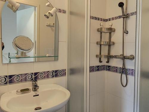 une salle de bain avec un lavabo et une douche dans l'établissement Duplex avec terrasse près de la plage et commerces - Saint-Pair-sur-Mer - FR-1-361-374, à Saint-Pair-sur-Mer