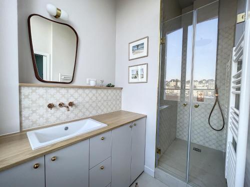 uma casa de banho com um lavatório e um chuveiro em Appartement Granville, 4 pièces, 6 personnes - FR-1-361-392 em Granville