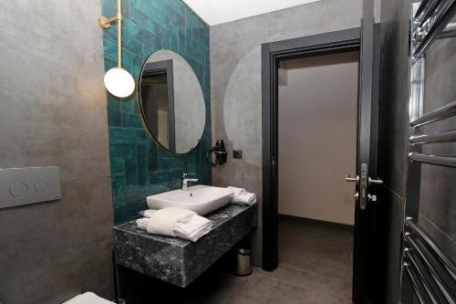 a bathroom with a sink and a mirror at İnanlar City Hotel in Yomra