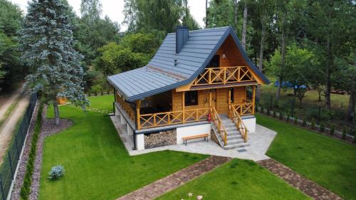 an overhead view of a log cabin with a roof at Domek góralski in Borki