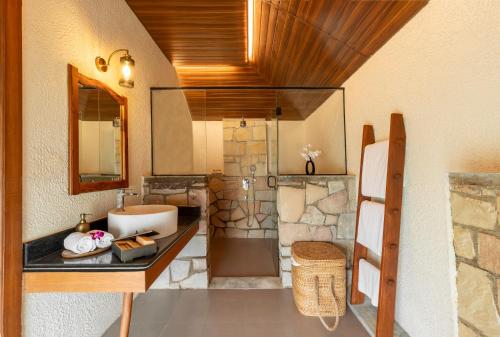 ein Bad mit einem Waschbecken und einem Spiegel in der Unterkunft Zana Forest Resort Ranthambore in Sawāi Mādhopur