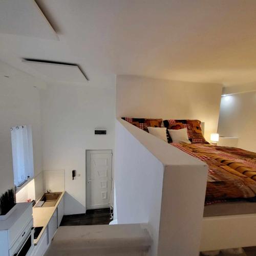 塞克什白堡的住宿－City Bell，一间白色的卧室,配有床和楼梯