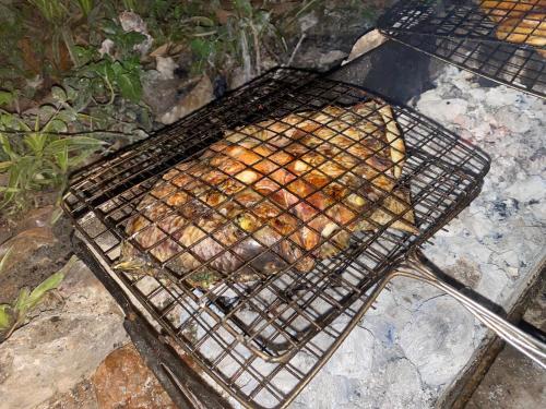 木州的住宿－Mộc House，上面有食物的烧烤
