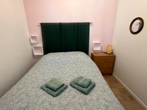 - une chambre avec un lit et 2 serviettes vertes dans l'établissement Nouveau-Vivez la quiétude marine - Port de plaisance, au Havre