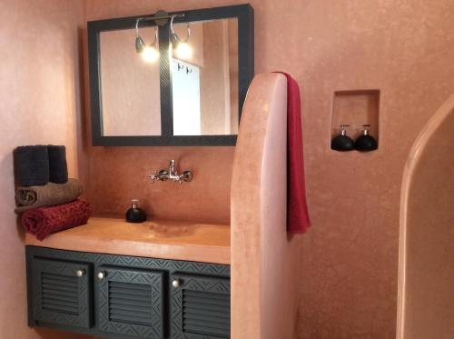 y baño con lavabo y espejo. en Villa 202 commentaires 5 étoiles sur 3 sites, en Essaouira