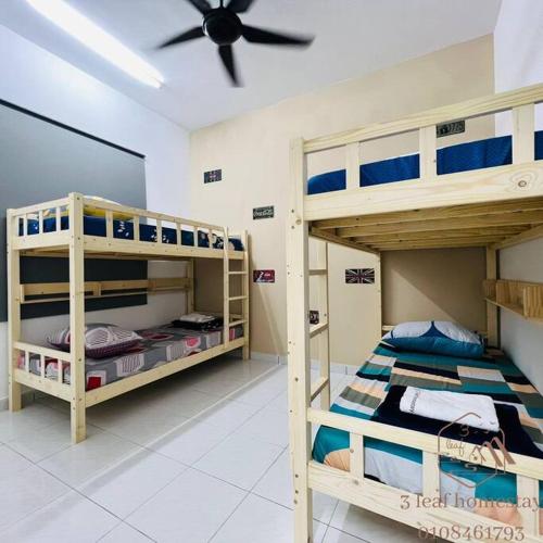 Katil dua tingkat atau katil-katil dua tingkat dalam bilik di Jalan Sena Indahpura Landed House