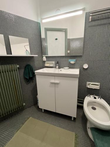 une salle de bain avec un lavabo, des toilettes et un miroir dans l'établissement Nouveau-Vivez la quiétude marine - Port de plaisance, au Havre