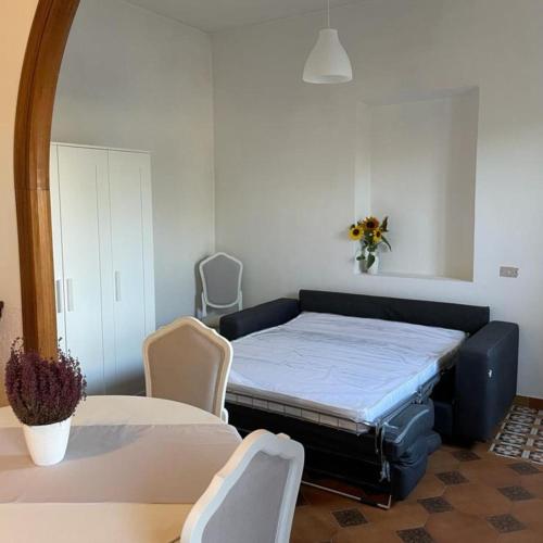 ein Zimmer mit einem Bett, einem Tisch und Stühlen in der Unterkunft Casa Macoca in Sperlonga