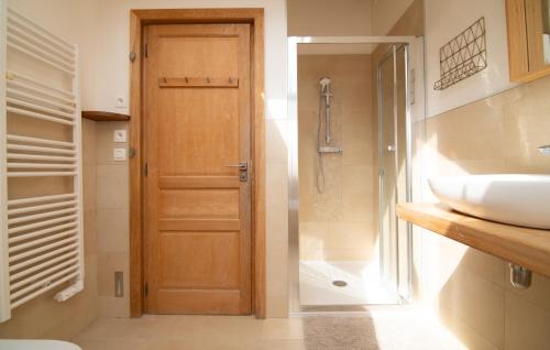 ein Bad mit einem WC, einem Waschbecken und einer Dusche in der Unterkunft Family Chalet 3 Bedrooms + Sauna + Mountain Views in Les Houches