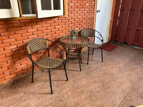una mesa y cuatro sillas sentadas en un patio en ThaiTae GuestHouse HuaHin, en Hua Hin
