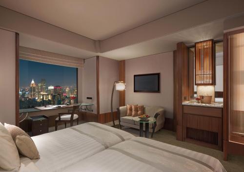 Кровать или кровати в номере Shangri-La Far Eastern, Taipei