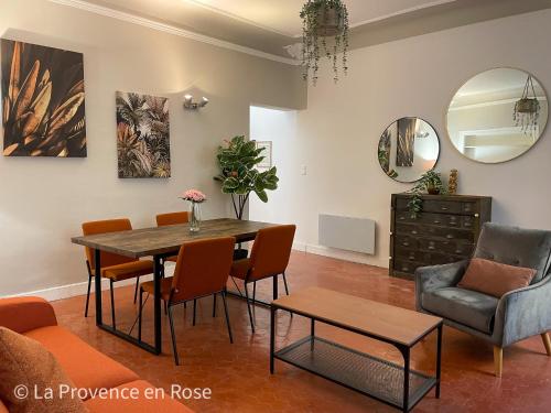 een eetkamer met een tafel en stoelen bij Charmant appartement T2 / 58 m2 / 4 personnes in Aix-en-Provence