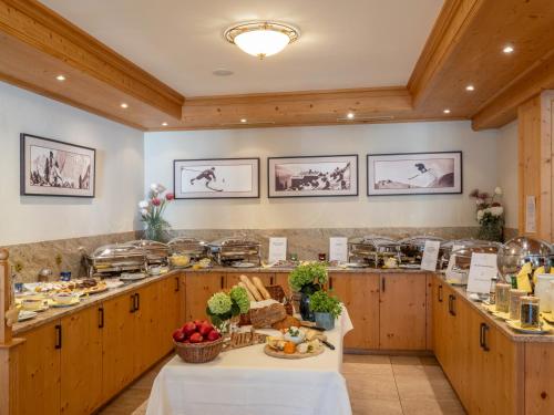 a buffet line in a restaurant with food at Alpen Glück Hotel Kirchberger Hof in Kirchberg in Tirol