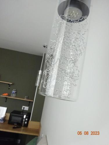 une lampe suspendue au plafond dans une pièce dans l'établissement Dandy - chambre tout confort centre-ville Nogent-le-Rotrou, à Nogent-le-Rotrou