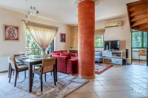 TV/trung tâm giải trí tại Jacuzzi Apartment - in Athens Riviera