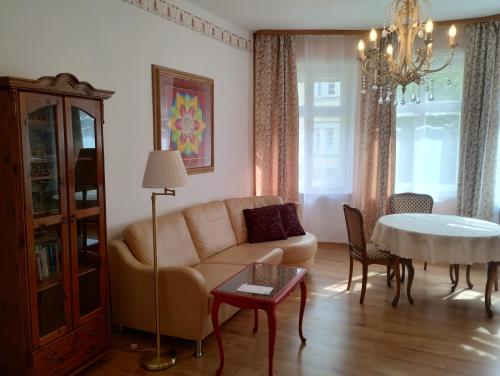 uma sala de estar com um sofá e uma mesa em Ferienwohnung in der Kunst und Kultur Villa Bad Steben em Bad Steben