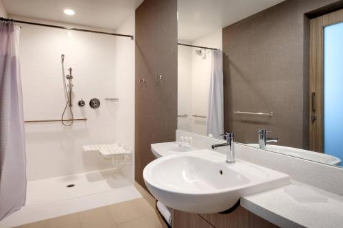 A bathroom at SpringHill Suites by Marriott Idaho Falls