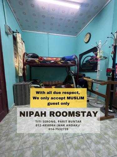 ein Krankenhauszimmer mit einem Schild, das Nirrhrothrothritis liest in der Unterkunft NIPAH ROOMSTAY PARIT BUNTAR in Parit Buntar