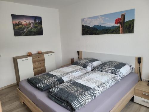 - un lit avec 2 oreillers dans l'établissement Ferienwohnung am Südhang, à Gernsbach