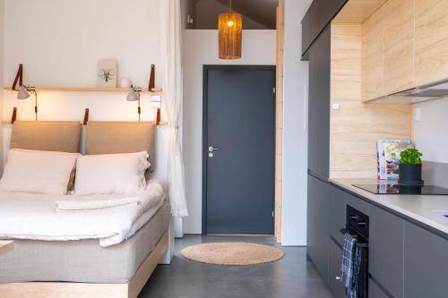 mały salon z kanapą i drzwiami w obiekcie Malevik Tiny House w mieście Kullavik