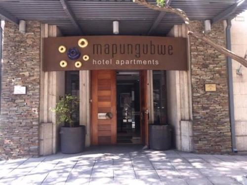 een gebouw met een bord met napphrine ziekenhuis appartementen bij 409 Mapungubwe Hotel in Johannesburg