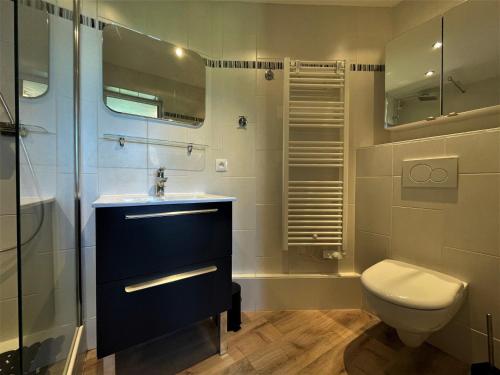 W łazience znajduje się umywalka, toaleta i prysznic. w obiekcie Appartement Les Menuires, 2 pièces, 4 personnes - FR-1-452-84 w Les Menuires