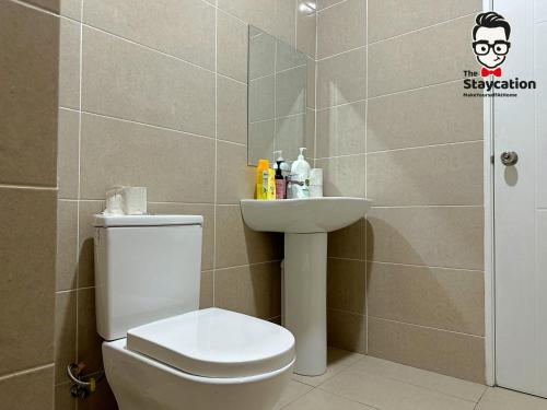 Staycation Homestay 14 P Residence kuching condo في كوتشينغ: حمام مع مرحاض ومغسلة