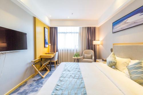 Cette chambre comprend un lit et une télévision à écran plat. dans l'établissement Guangzhou Seaman Hotel-Line 2 JiangNanXi Station, à Canton