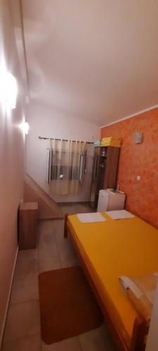 Habitación con escritorio amarillo en una habitación en Apartmani Milenko Sutomore en Sutomore
