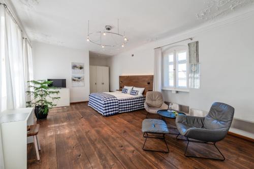 uma sala de estar com uma cama e um sofá em Villa Sommerach em Sommerach
