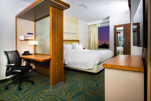 una camera d'albergo con letto e scrivania di SpringHill Suites by Marriott Houston Westchase a Houston