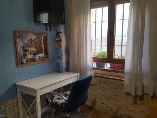 Μια τηλεόραση ή/και κέντρο ψυχαγωγίας στο Habitación en Ocaña