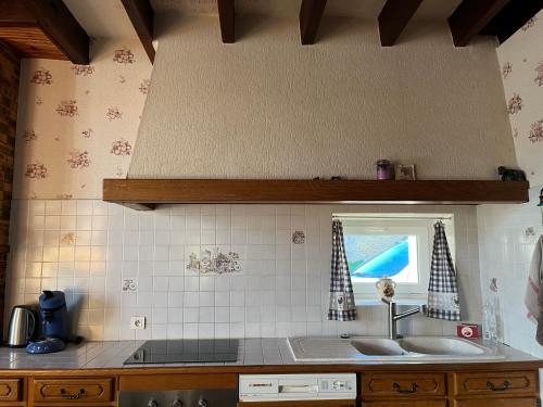 cocina con fregadero y ventana en Petite escale Vivonnoise, en Vivonne