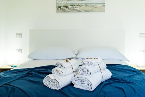 聖塔·馬里亞·迪·卡斯特的住宿－Marea b&b，床上的一堆滚毛巾
