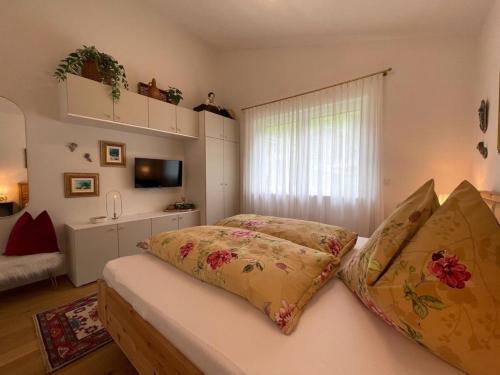 ein Schlafzimmer mit einem Bett mit Kissen darauf in der Unterkunft TYROL PURElife Lodges in Sankt Jakob in Defereggen