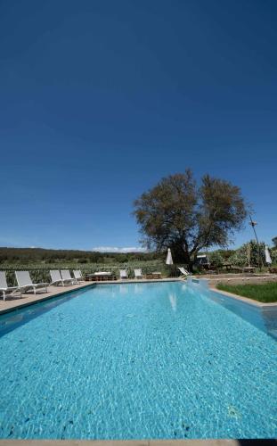 Resort con piscina e vicino al mare