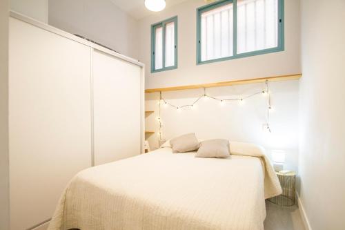 - une chambre avec un lit et 2 fenêtres dans l'établissement Moderno estudio-loft Chamartín, à Madrid