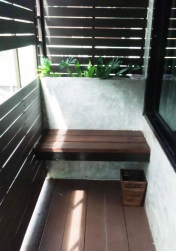 a wooden bench sitting on the side of a building at บ้านพักบุหงา199 อ สรรพยา in Sanphaya