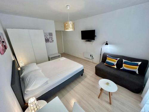 Кровать или кровати в номере Apartment Ravkin