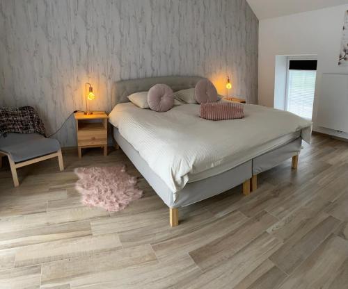 - une chambre avec un lit, 2 oreillers et un tapis dans l'établissement le 701, à Theux