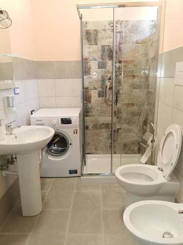 Sicignano degli Alburni的住宿－B&B Zì Camillo，一间带水槽、卫生间和淋浴的浴室