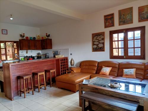 uma sala de estar com um sofá e uma mesa em Maison d'hôtes Akany Fifaliana em Antananarivo