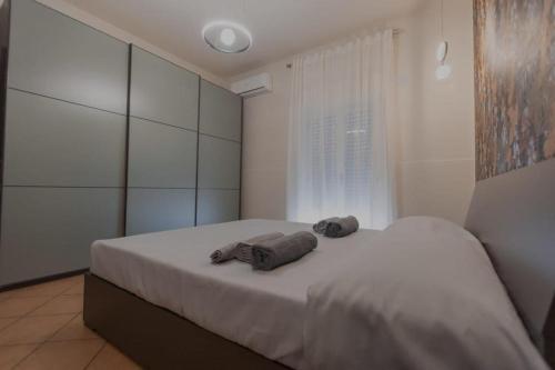 um quarto com uma cama com duas toalhas em Zara House Holiday Home em Palmi