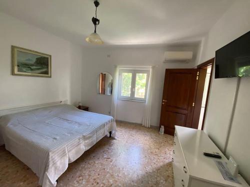 - une chambre avec un lit, une commode et une fenêtre dans l'établissement Magi - Limone, à Ponza