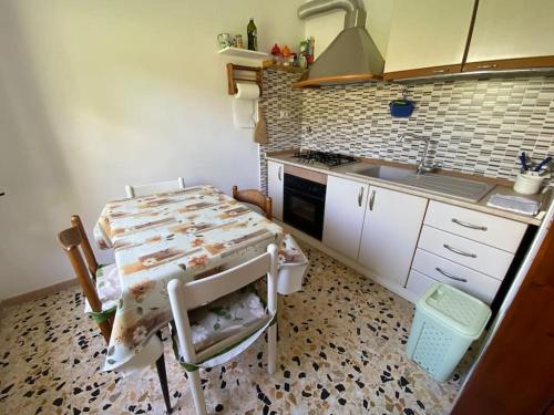 une petite cuisine avec une table et un évier dans l'établissement Magi - Limone, à Ponza