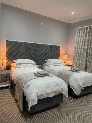Кровать или кровати в номере 6 Sleeper Villa Clarens Golf Estate