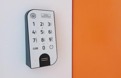 a remote control is attached to a wall at Deine Oase mitten in Hannover. in Hannover